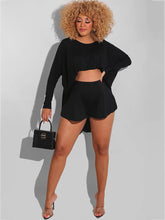 Zweiteiliges Set aus einfarbigem High-Low-Top und Shorts